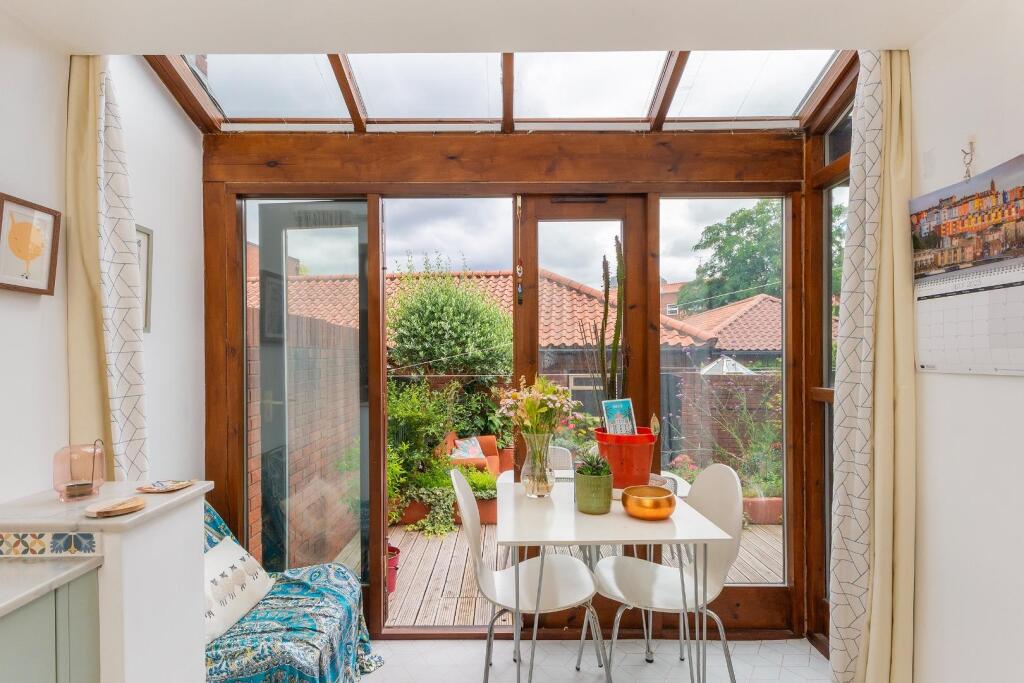 0W6RWW - Kitchen A.jpg