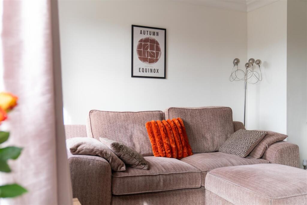 Living Room-8.jpg