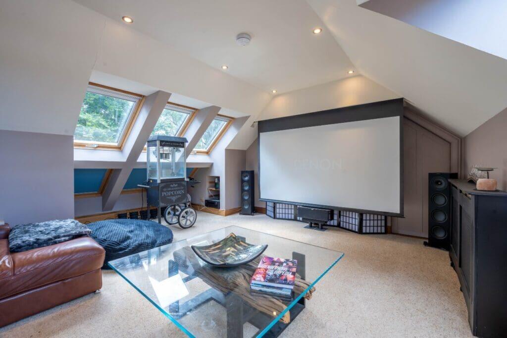 UPPER LOUNGE