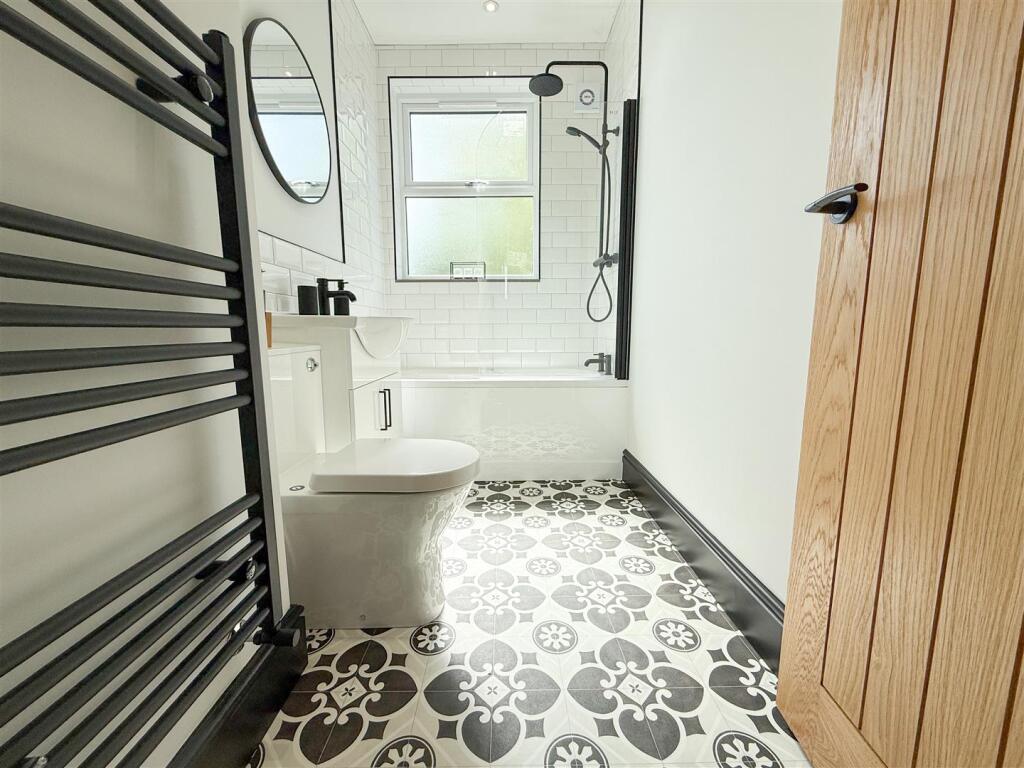 FAMILY BATHROOM