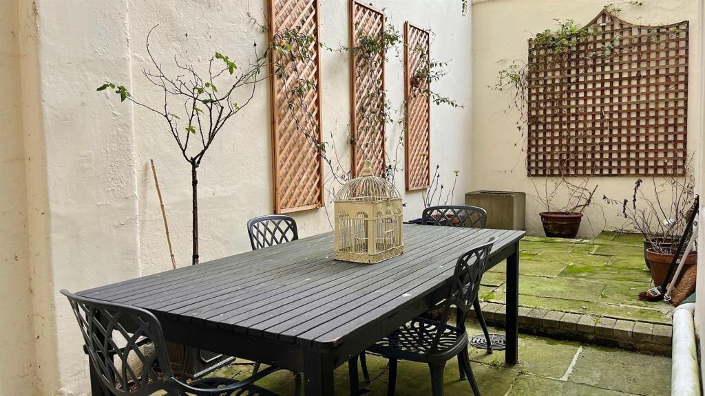 Flat 1 167 CRMaincourtyard5.jpg