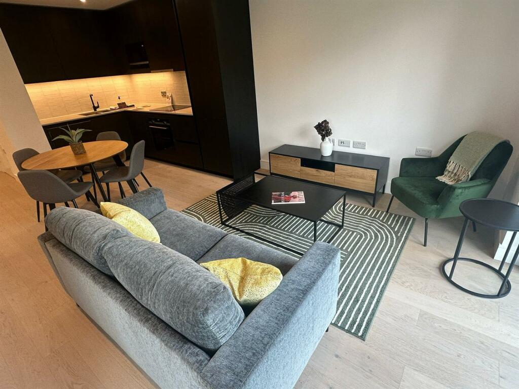 Living Room Pic 2.jpeg