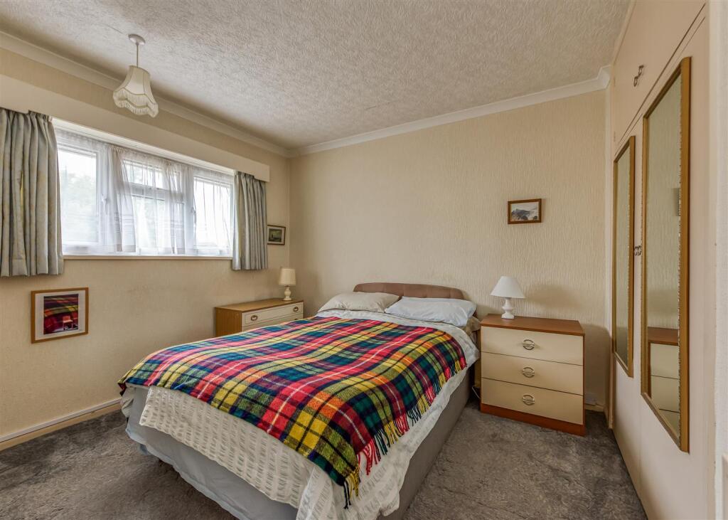 21 Langley Gardens-Bedroom 1.jpg