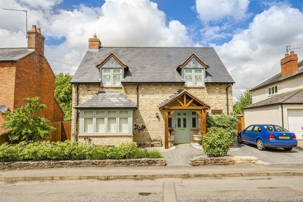 32a High Street, Paulerspury