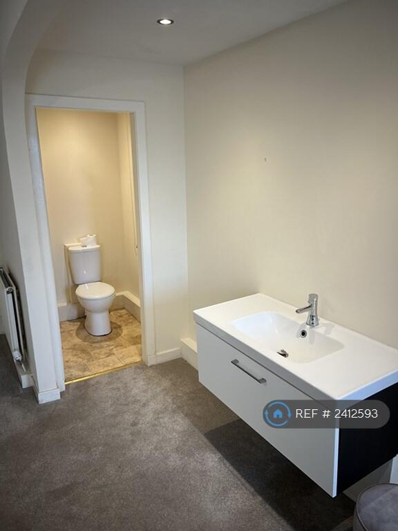 Main Bedroom En-Suite 