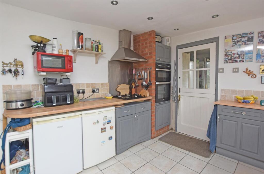 Kitchen V2.JPG