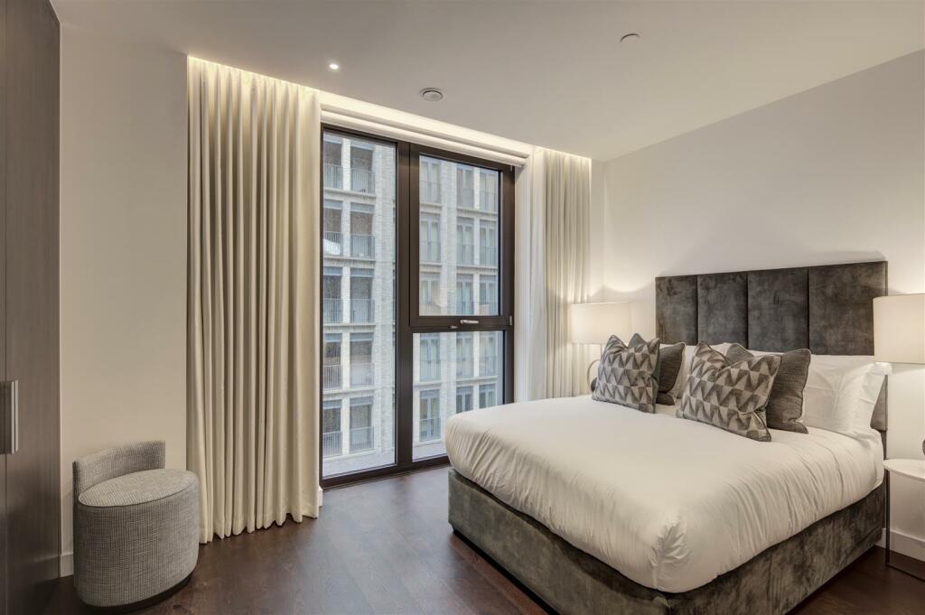 39 Thornes House - Bed 1.jpg