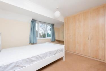 6 Woodstock Court bedroom1