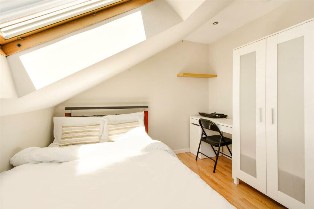 Room white -6.jpg