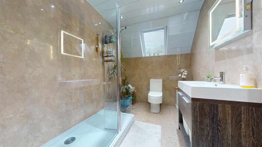 EN SUITE SHOWER ROOM