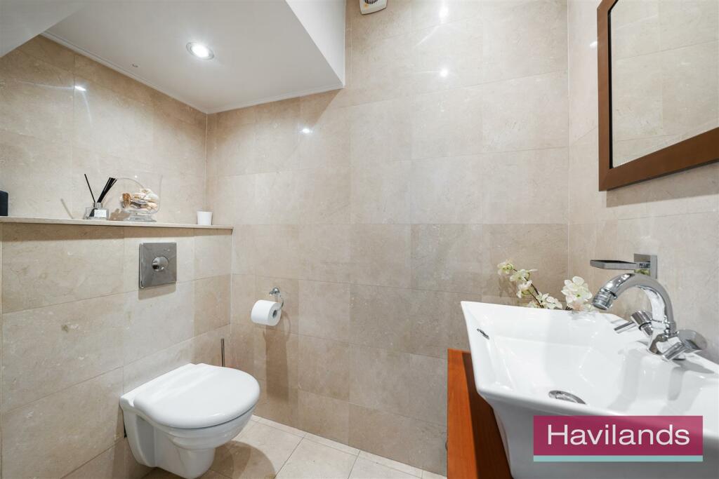 5 The Ridgeway N14 6NX-10.jpg