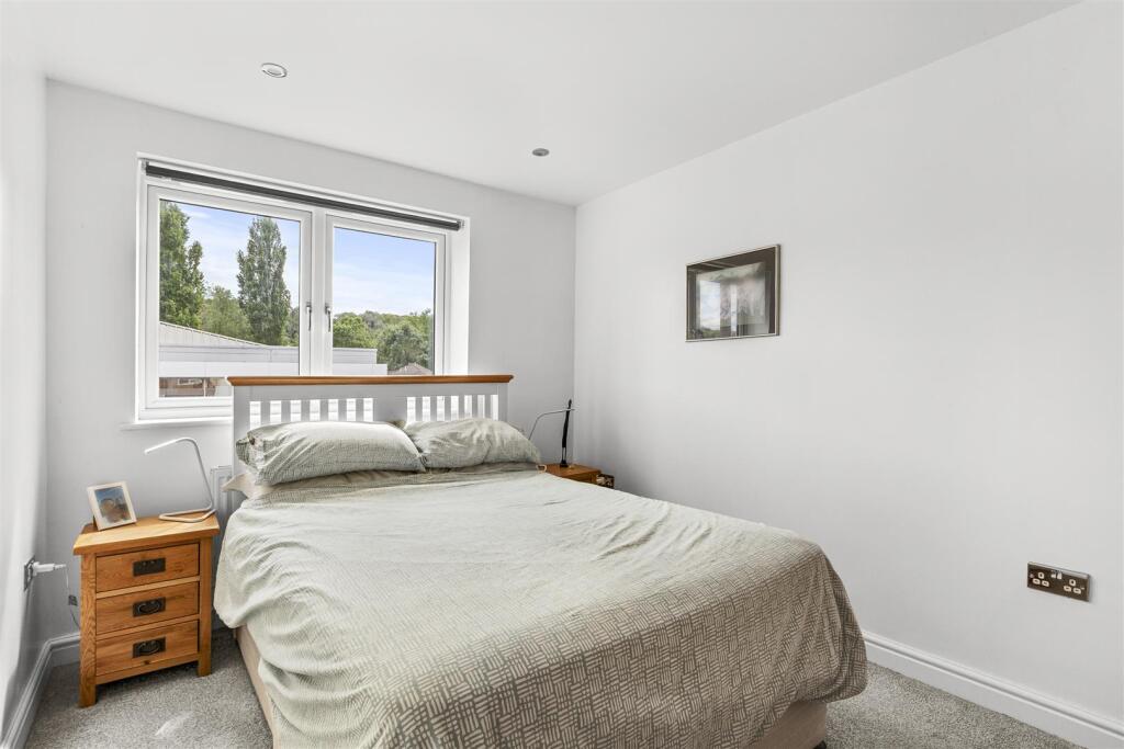 Flat 2, 77 London Road, HP11 1BN-1.jpg
