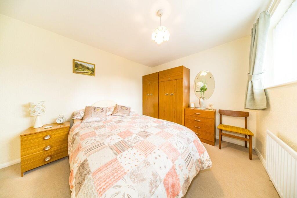 6 Green Road bedroom 2 2.jpg