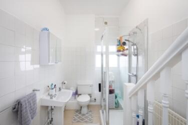 12a South Parade bathroom