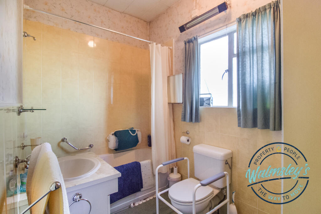 1st floor bathroom to rear of 1st floor