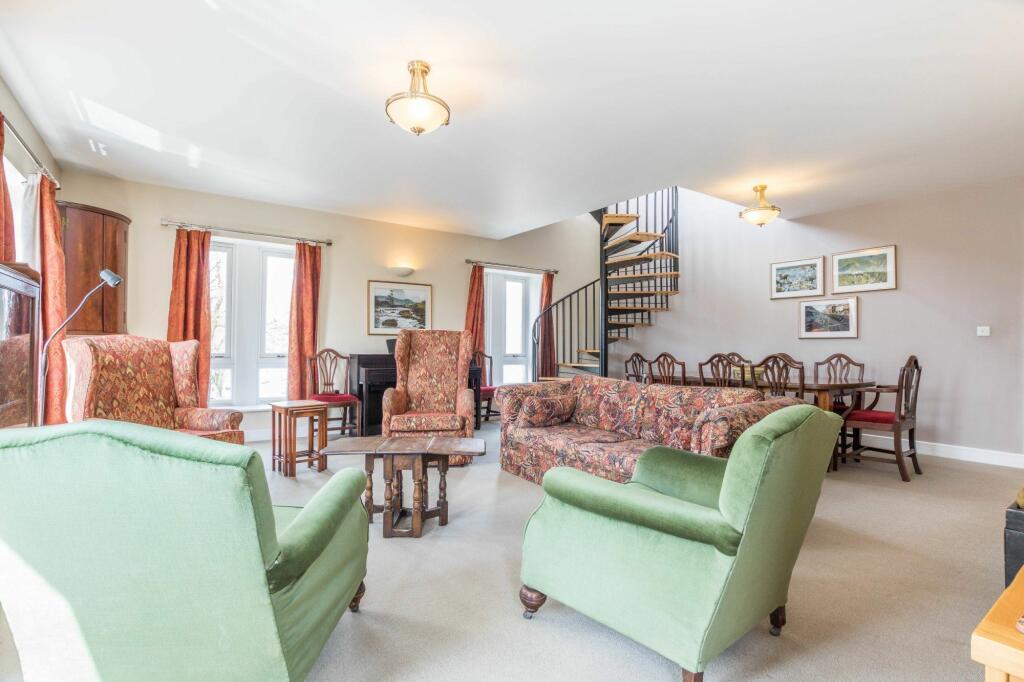SITTING/DINING ROOM