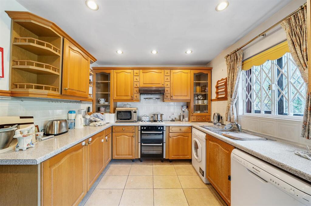 Kitchen/Breakfast Room: