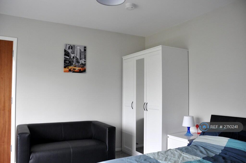 Downstairs Large Bedroom £580pm