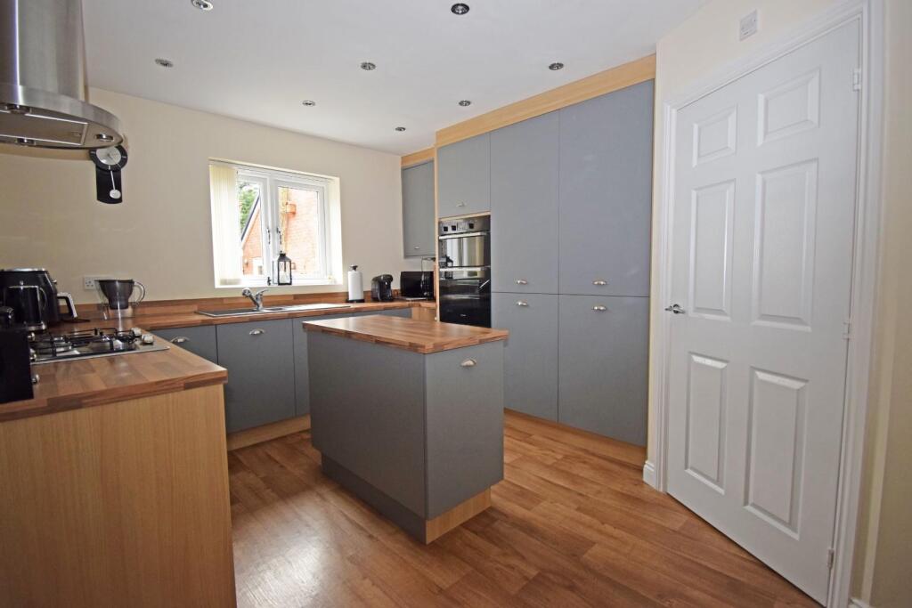 3 Hill Close, kitchen a.jpg