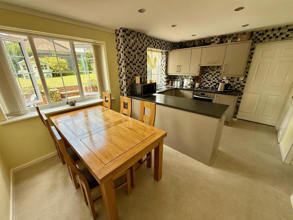 MR46 Kitchen Diner.jpg