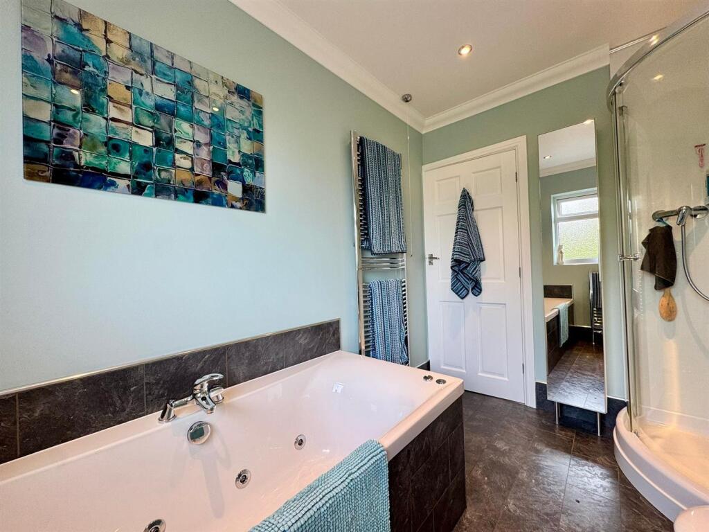 Bathroom (2).jpg