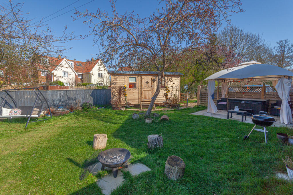 SHEPHERD'S HUT GARDEN