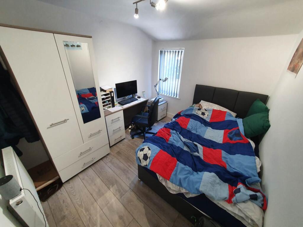 First floor rear bed