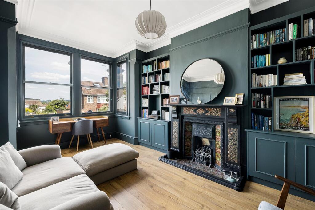 St. Albans Crescent, IG8