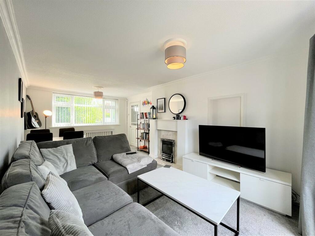 Dining / Living Room Aspect 3
