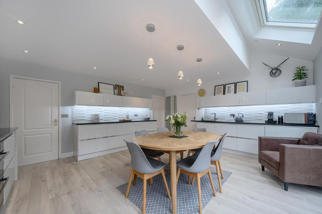 1311826-27-685adf005d667-ARW