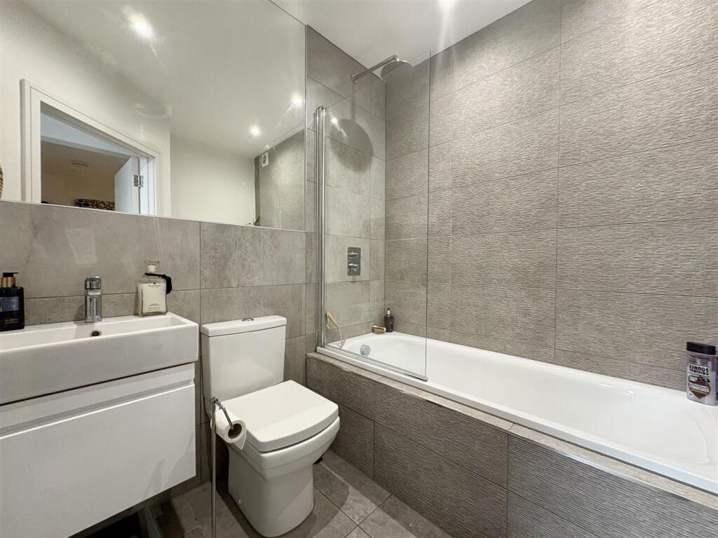 10. bathroom.jpg