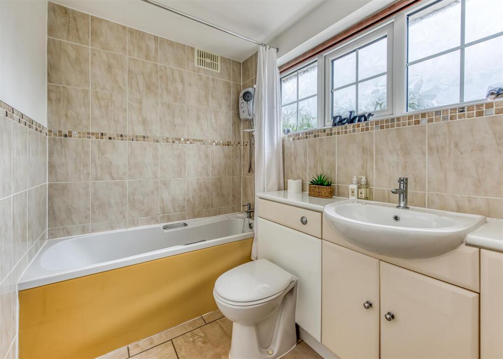 5 Churchward Grove-Bathroom.jpg
