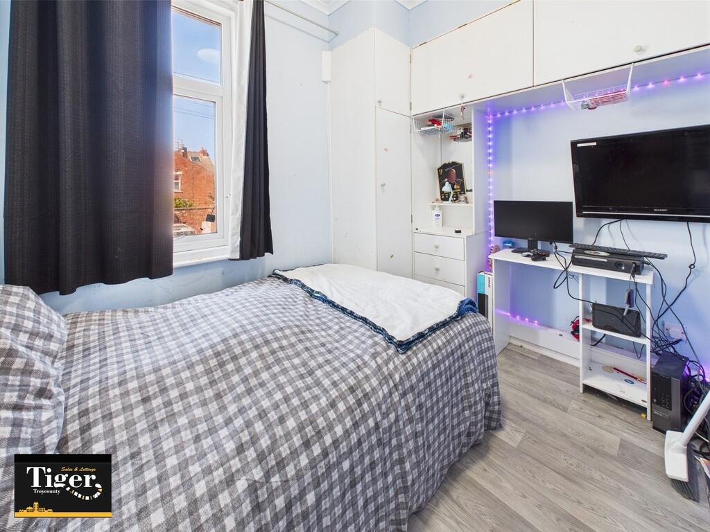 CAM02176G0-PR0575...