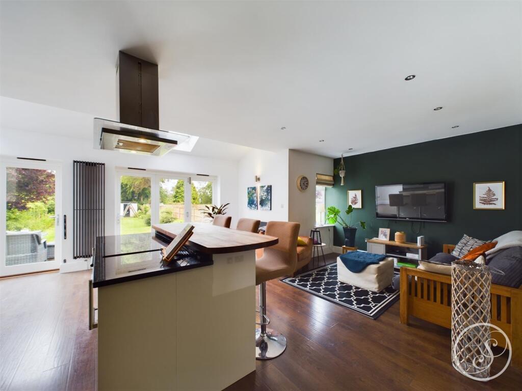 KITCHEN/DINER/FAMILY ROOM