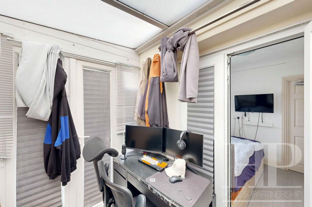 Conservatory (attached to Bedroom)