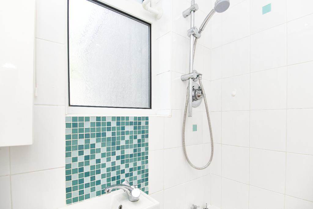 Bedroom 4 bathroom photo 2