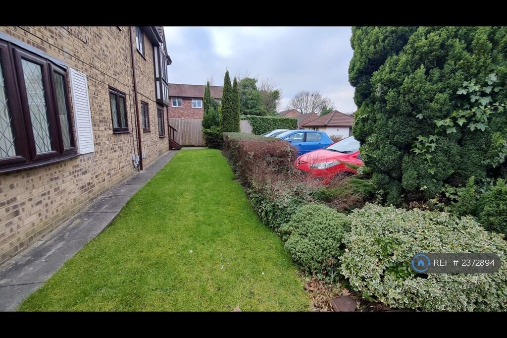 Front Communal Area &amp; Parking