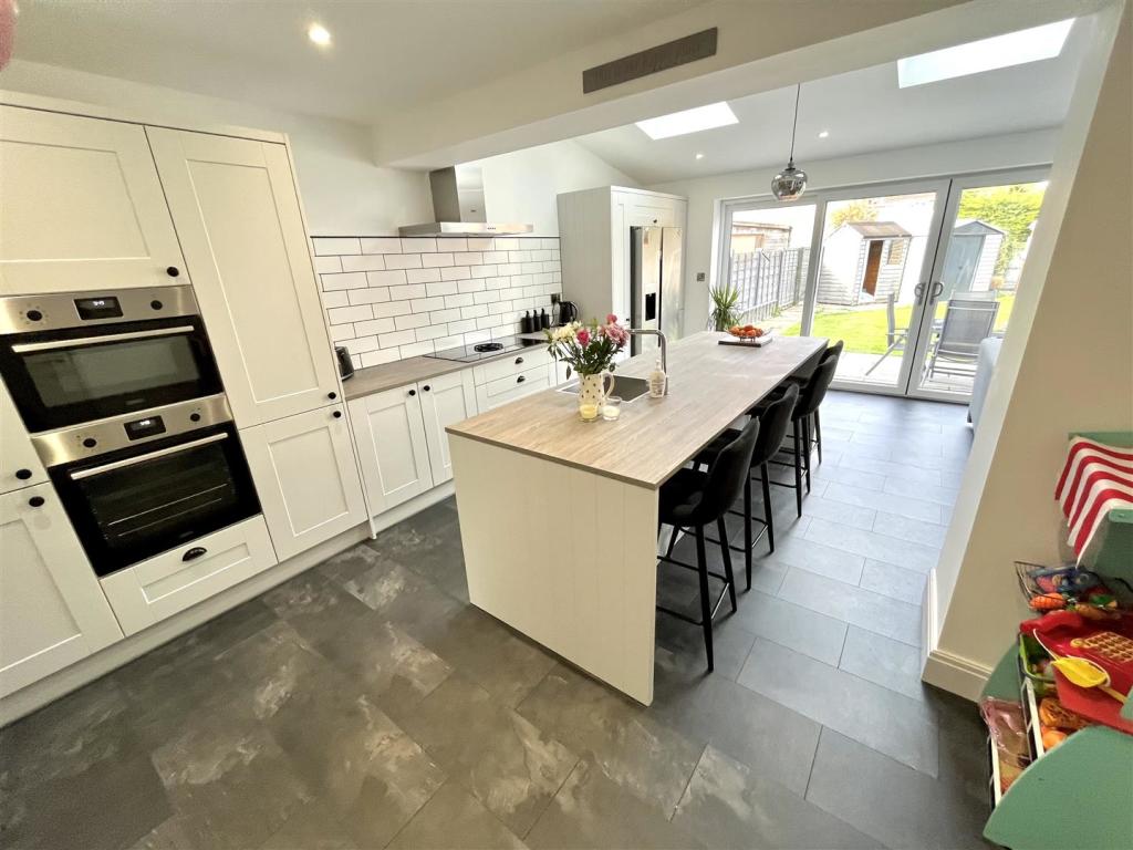 Live in Dining Kitchen