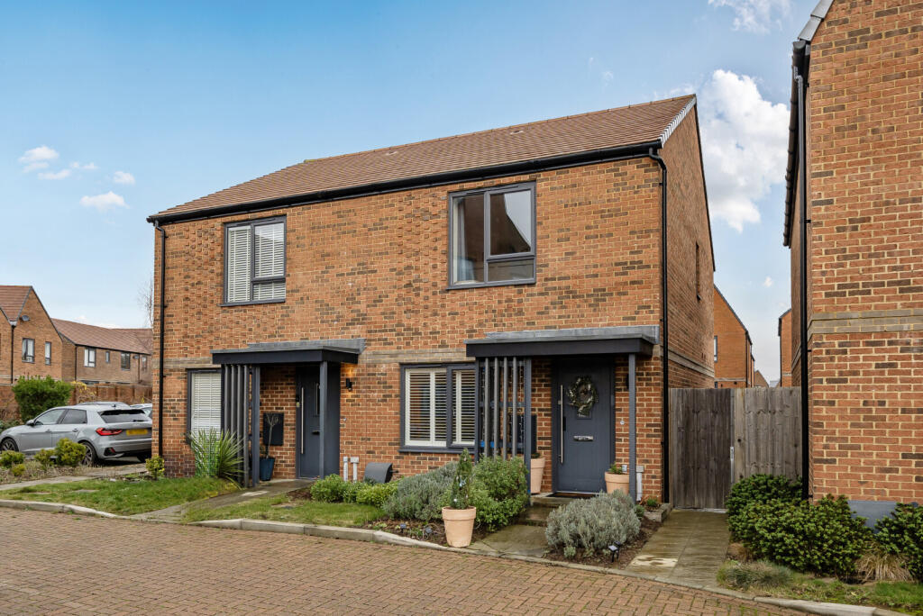 Rosa Close, Godalming, GU7