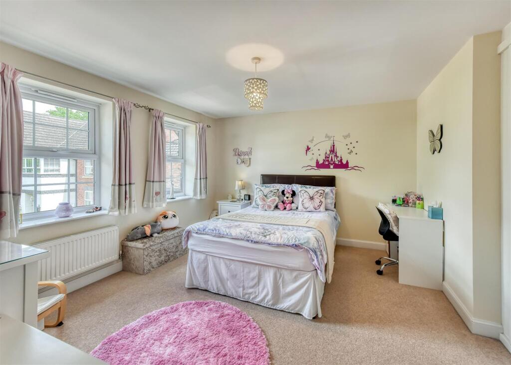 4 Great Hall Grove-bed2.jpg