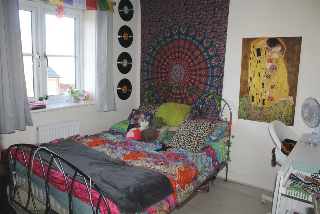 BEDROOM 2