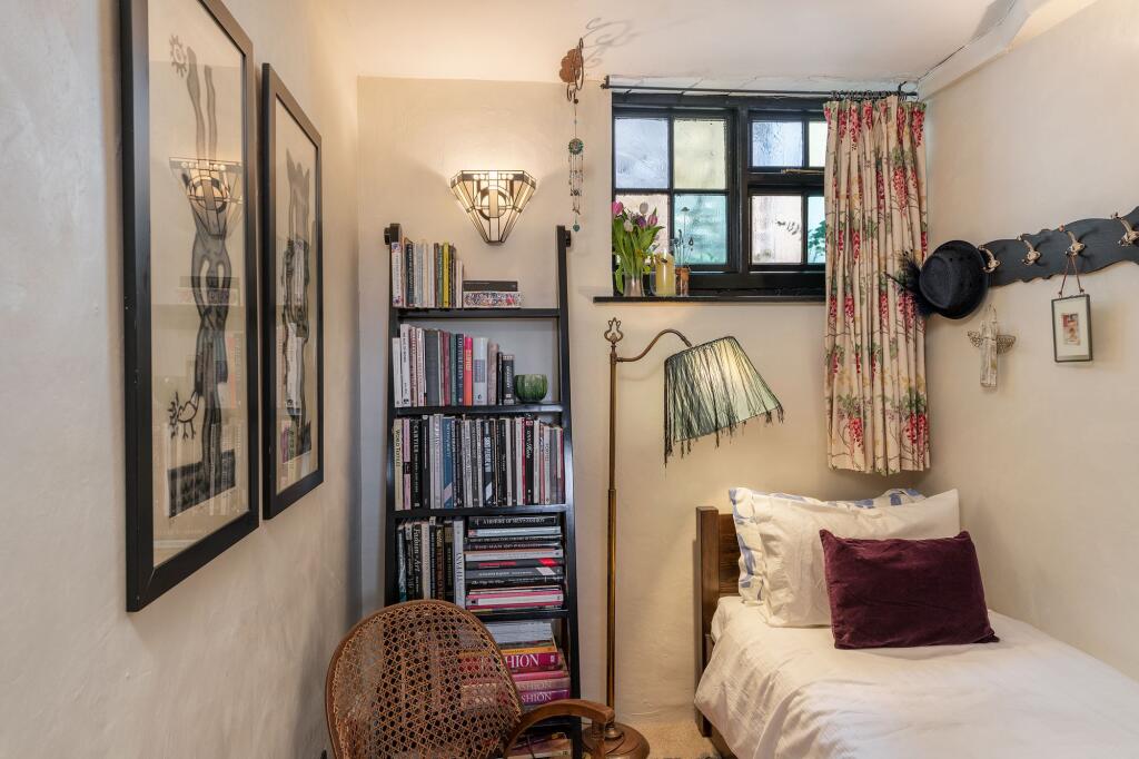 11 Browns Hill, Dartmouth, Bedroom