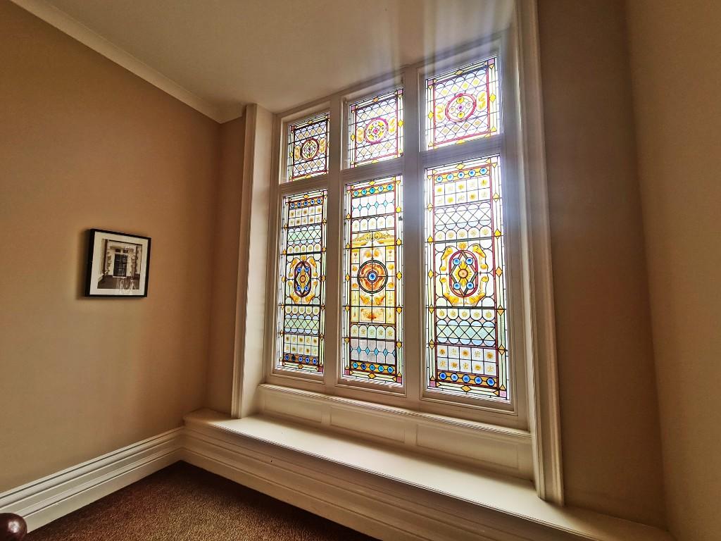 Feature Leaded Wndw