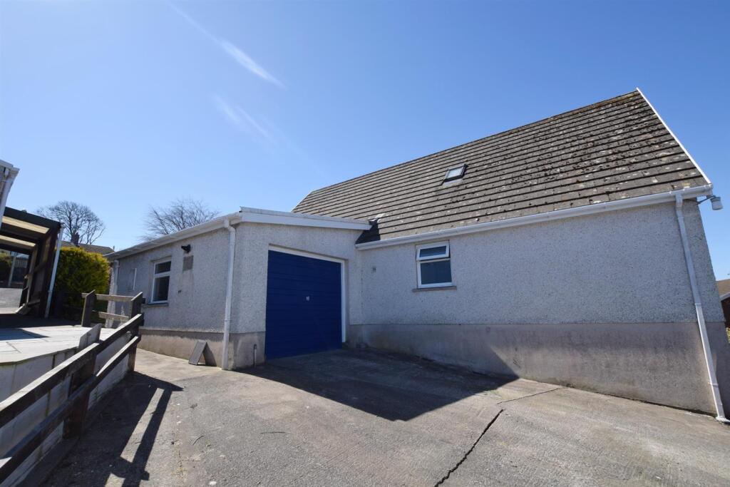 Side View of Property &amp; Garage