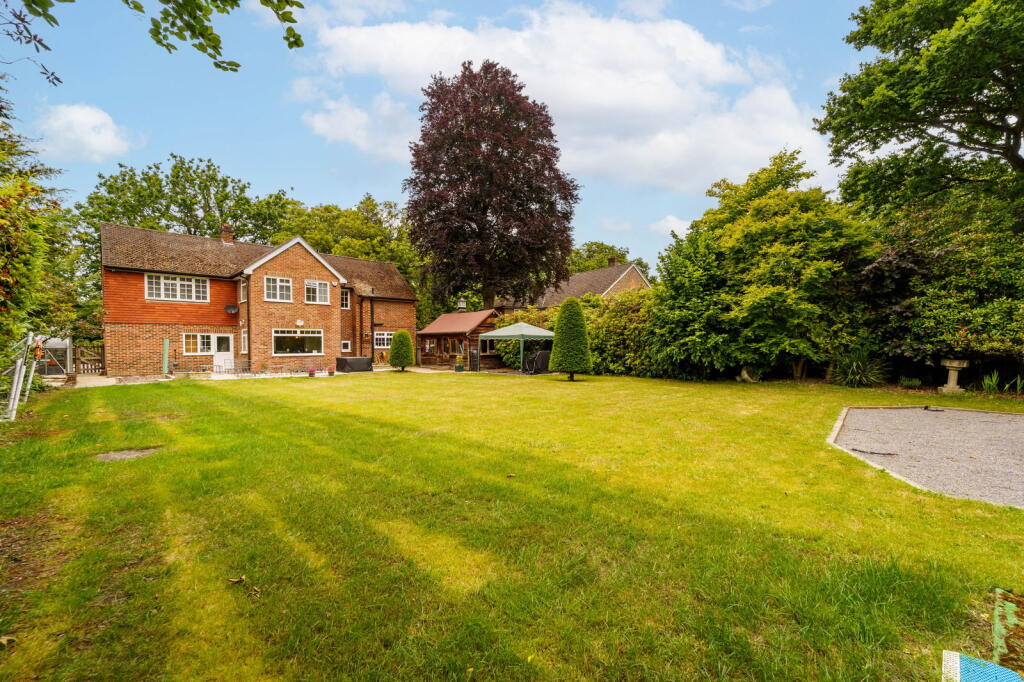 Old Woking Road, Pyrford, GU22