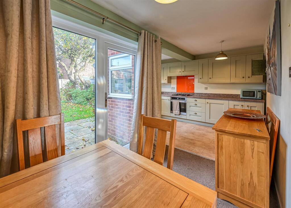 18 Longford Close-6.jpg