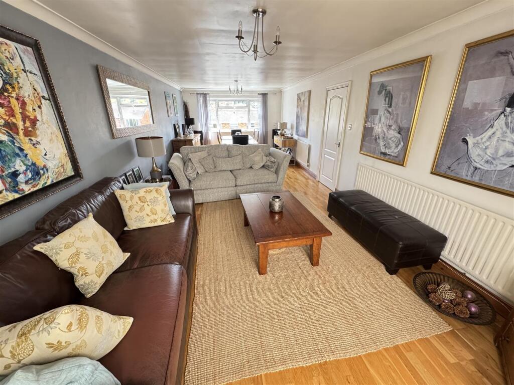 LOUNGE/DINING ROOM