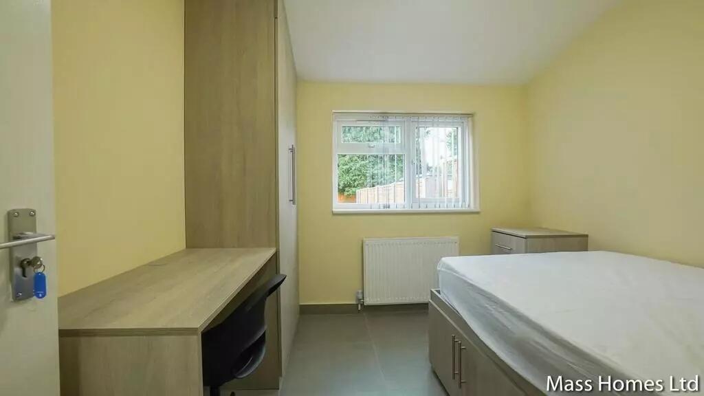 A neat and well-maintained single bedroom featu...