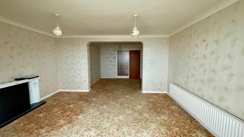 OPEN PLAN LOUNGE/DINING AREA