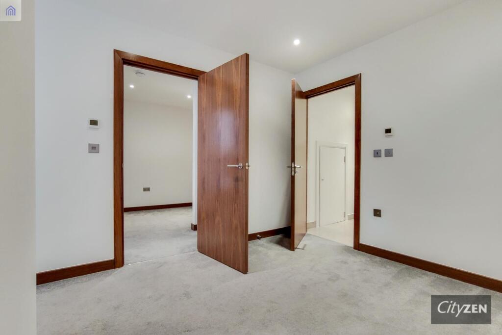DRESSING AREA IN MAIN BEDROOM